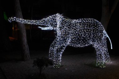 Noel ışıktan yapılmış fil