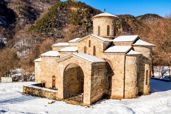 Iglesia medieval central en Arkhyz en invierno — Foto de Stock