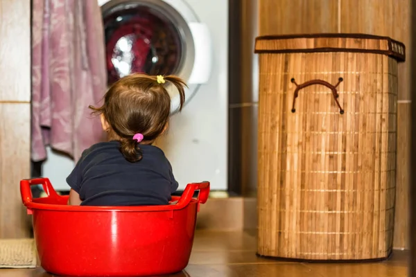 Niño está mirando a la lavadora vista trasera — Foto de Stock