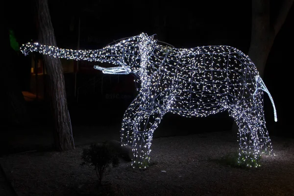 Noel ışıktan yapılmış fil