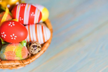 Sepet içinde birkaç renkli Paskalya yumurtaları kapatın