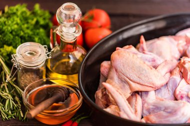 Çiğ tavuk kanatları, bal, sebze ve baharatlar