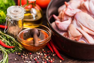 Çiğ tavuk kanatları, bal, sebze ve baharatlar