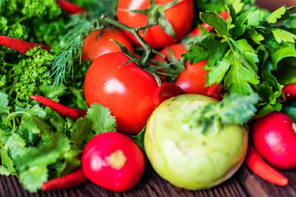 Färska grönsaker och örter på träbord — Stockfoto