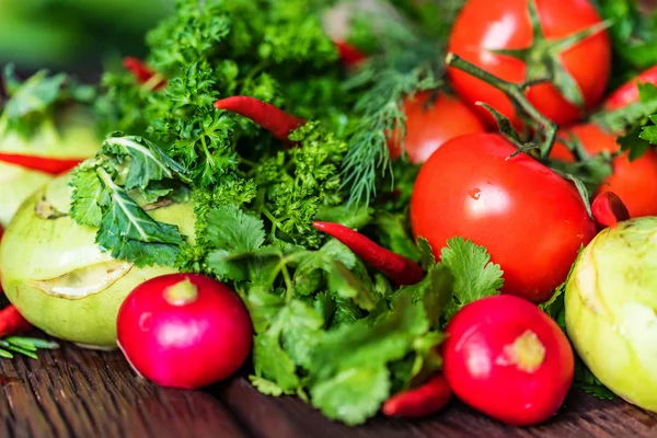 Čerstvá zelenina a bylinky na dřevěném stole — Stock fotografie