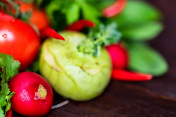 Färska grönsaker och örter på träbord — Stockfoto