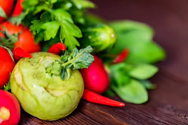 Färska grönsaker och örter på träbord — Stockfoto