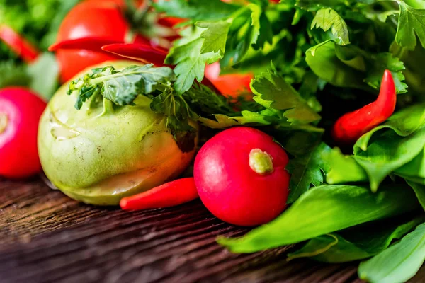 Färska grönsaker och örter på träbord — Stockfoto