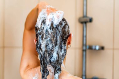 Arkadan Görünüm oung kadın baş şampuanla yıkama