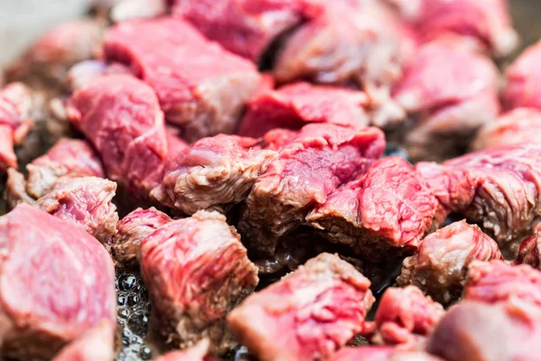 Bitar av nötkött matlagning i stekpanna — Stockfoto