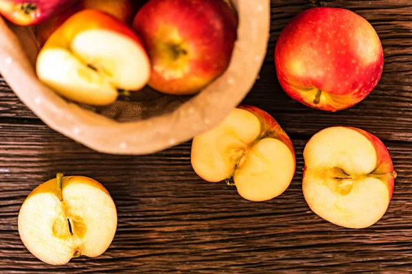 Pommes rouges juteuses et moitiés dans le panier vue du dessus — Photo