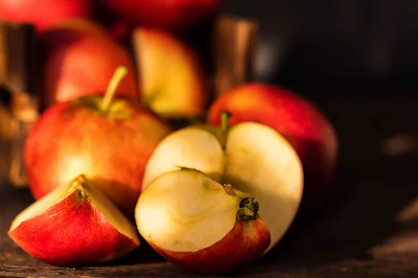 Całe jabłka i pokroić w połowy powierzchni drewnianych — Zdjęcie stockowe
