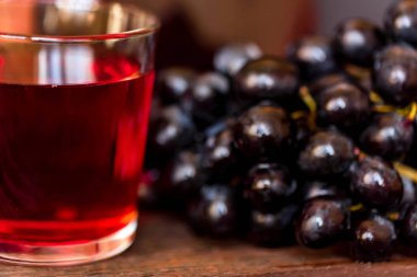 Cam ve üzüm kırmızı üzüm suyu kapatın