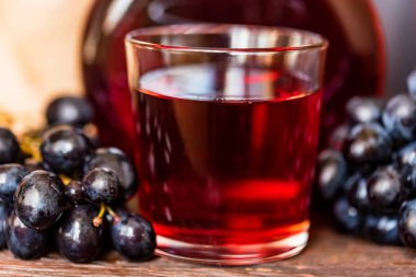 Cam ve üzüm kırmızı üzüm suyu kapatın