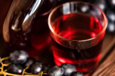 Cam ve üzüm kırmızı üzüm suyu kapatın
