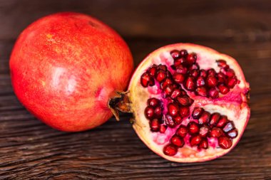 Olgun nar meyve ahşap arka plan üzerinde