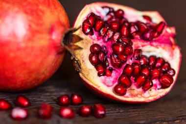 Olgun nar meyve ahşap arka plan üzerinde