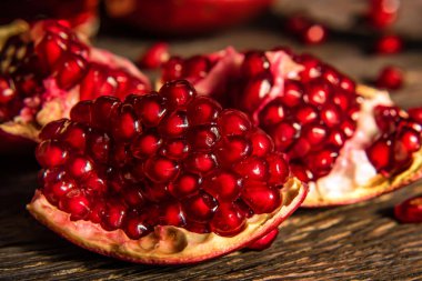 Olgun nar parçalarını kapatın