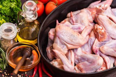 Çiğ tavuk kanatları, bal, sebze ve baharatlar