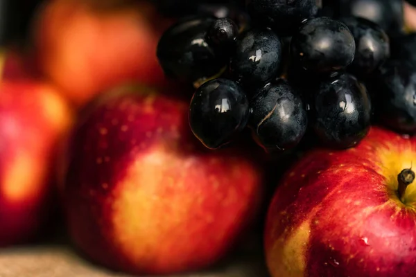 Taze olgun Kırmızı elma ve üzüm kapatın — Stok fotoğraf