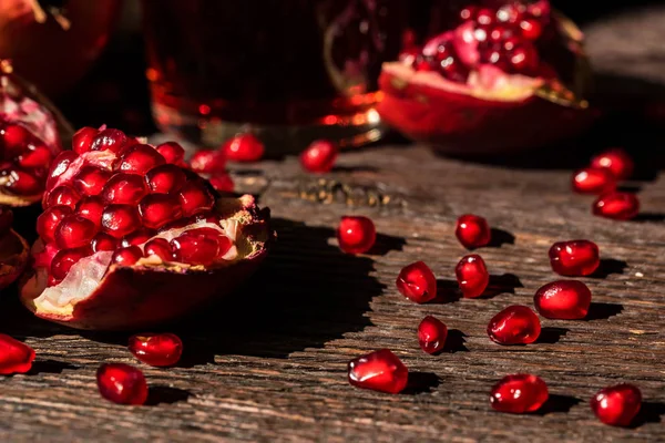 Pieces of ripe pomegranate close — Stock Photo, Image