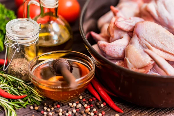 Çiğ tavuk kanatları, bal, sebze ve baharatlar