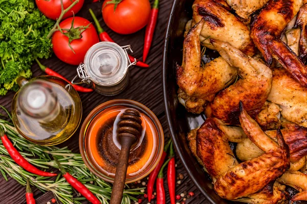 Pollos al horno alas cubiertas de miel, verduras — Foto de Stock