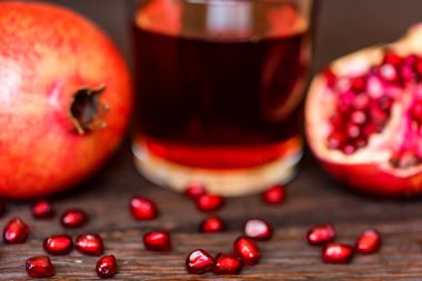 Olgun nar suyu masada cam ile