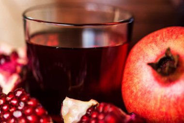 Olgun nar suyu masada cam ile