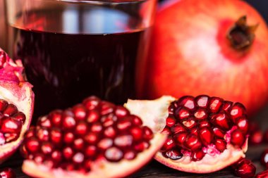 Olgun nar suyu masada cam ile