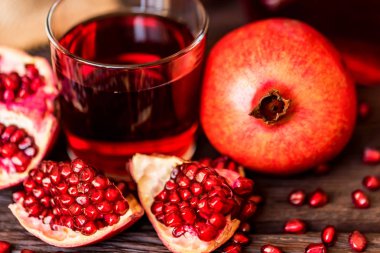 Olgun nar suyu masada cam ile