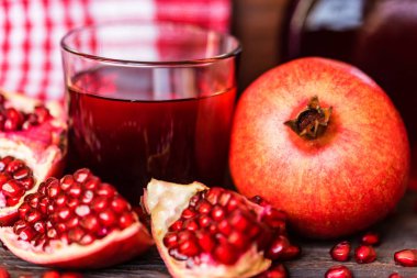Olgun nar suyu masada cam ile