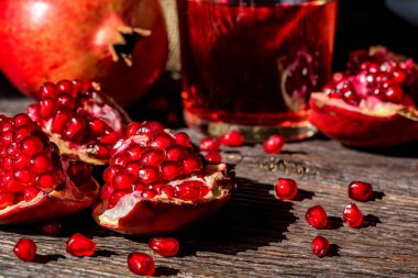 Olgun nar suyu masada cam ile
