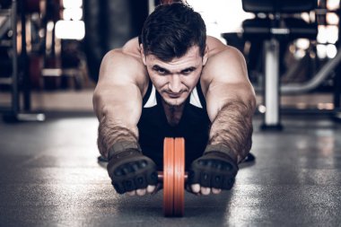 Genç atlet excersises halter ab Kademeli dağıtım ile