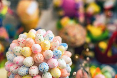 Dekoratif renkli Paskalya yumurtaları avuç