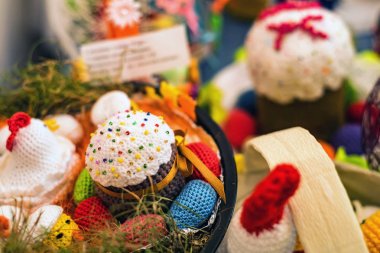 Örme Paskalya kek ve sepet yumurta