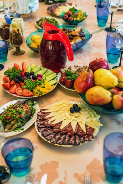 Tavolo festivo con verdure, frutta e snack — Foto Stock