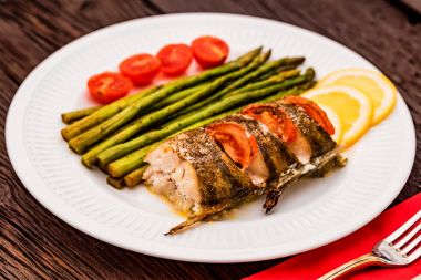 Kavrulmuş zander fileto kuşkonmaz ve limon ile
