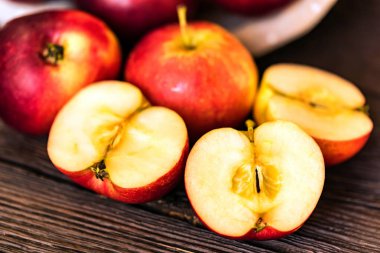 Elma bütün ve devrede de ahşap yüzey üzerinde kesme