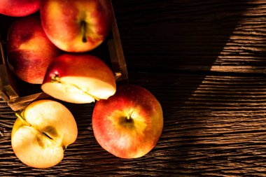 Elma bütün ve devrede de ahşap yüzey üzerinde kesme