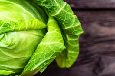 Ahşap yüzey kafasına yeşil taze lahana