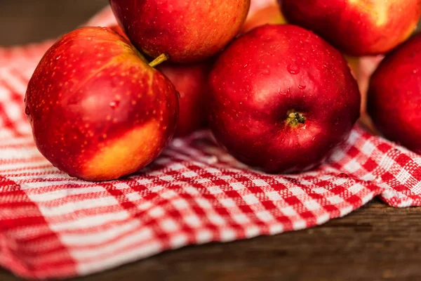 Zcela zralá červená jablka na zaškrtnutých ubrus zavřít — Stock fotografie