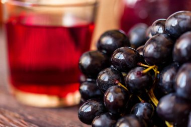 Cam ve üzüm kırmızı üzüm suyu kapatın