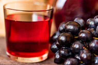 Cam ve üzüm kırmızı üzüm suyu kapatın