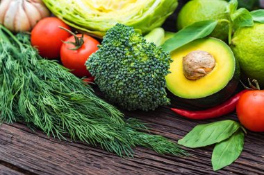 Taze sebze, kireç ve avokado yakın