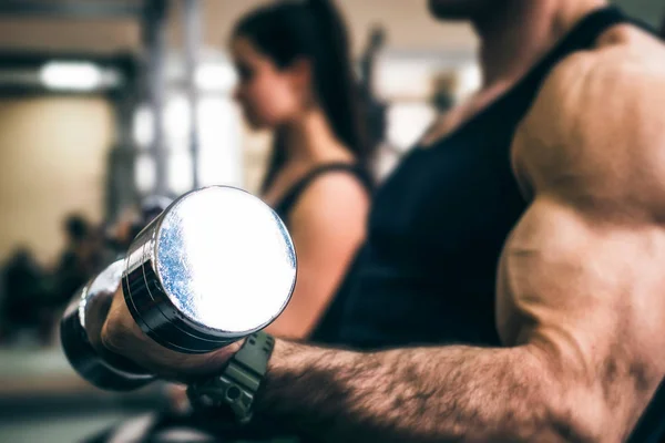 Mannelijke atleet doen biceps-oefening met halters — Stockfoto