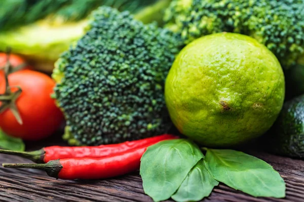 Verduras frescas, eneldo y lima cerca — Foto de Stock