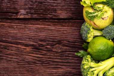 Yenilebilir yeşil sebze ve otlar sağlıklı beslenme