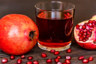Olgun nar suyu masada cam ile