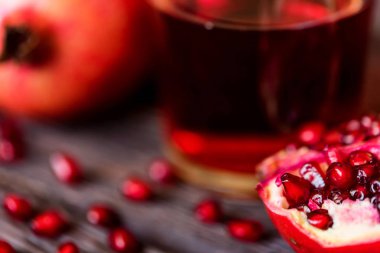 Olgun nar suyu masada cam ile